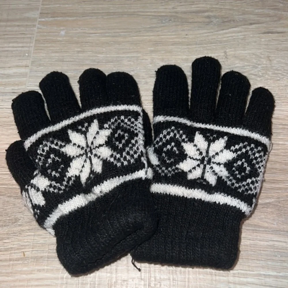 Black and‎ white kint winter gloves